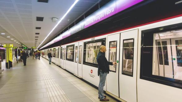 Persona accedint a dins del metro de Barcelona